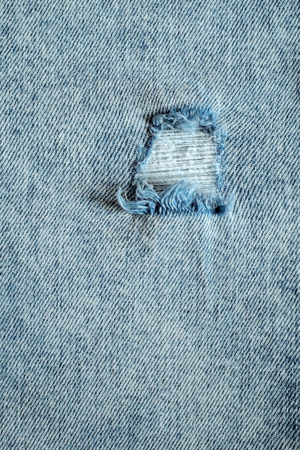 un buco nella parte posteriore di un paio di jeans