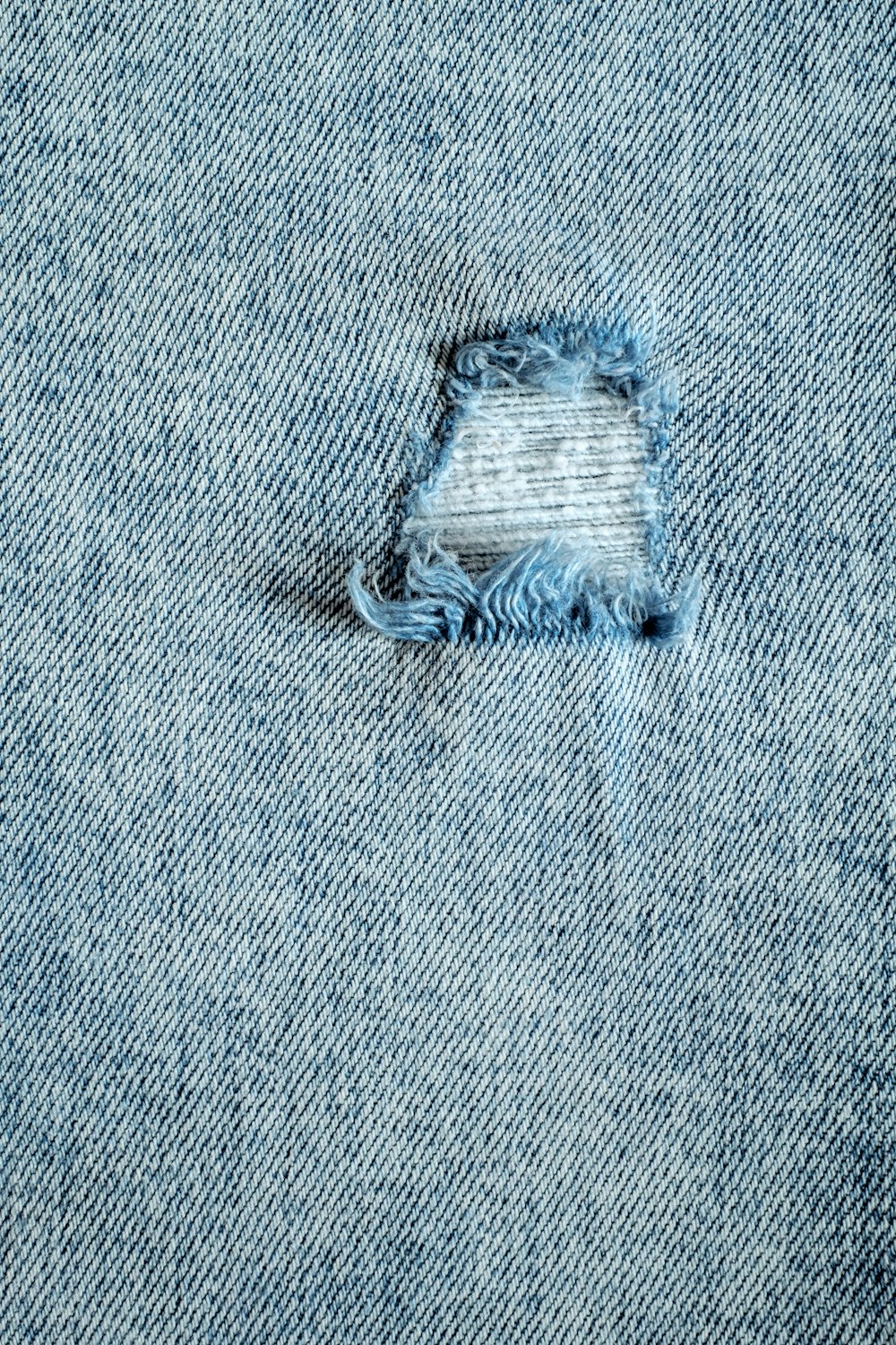 Un agujero en la parte trasera de un par de jeans