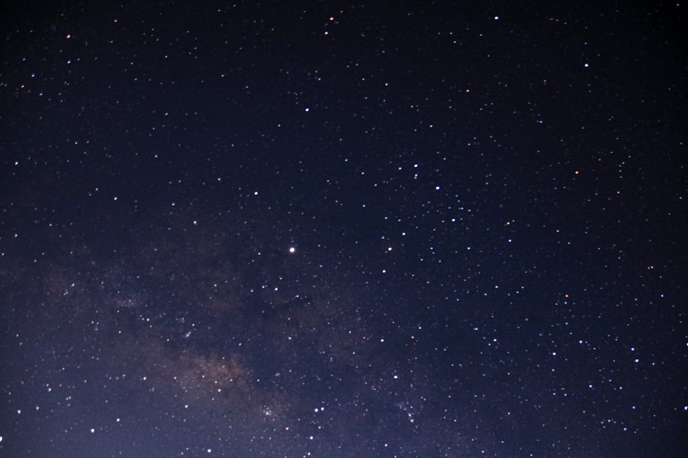 Il cielo notturno è pieno di stelle e nuvole