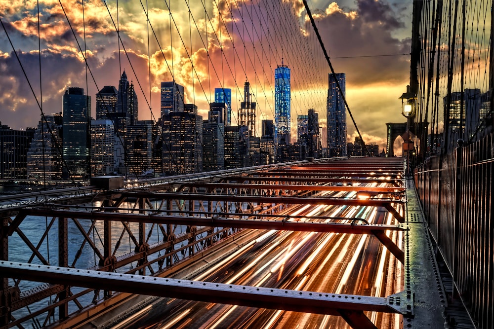 Blick auf die Skyline der Stadt von einer Brücke