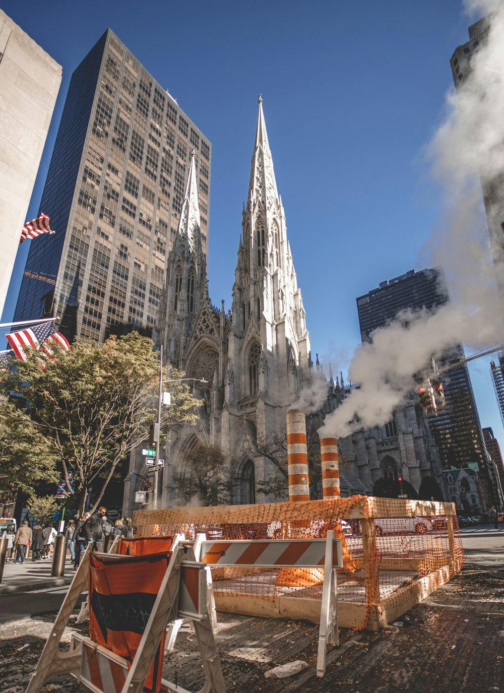 Una grande cattedrale con un sacco di fumo che esce da esso