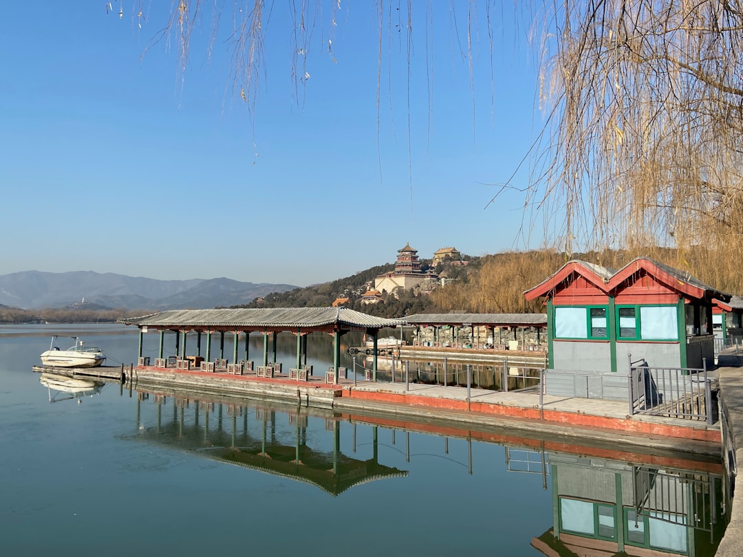 a boat is docked at a dock on a lake,