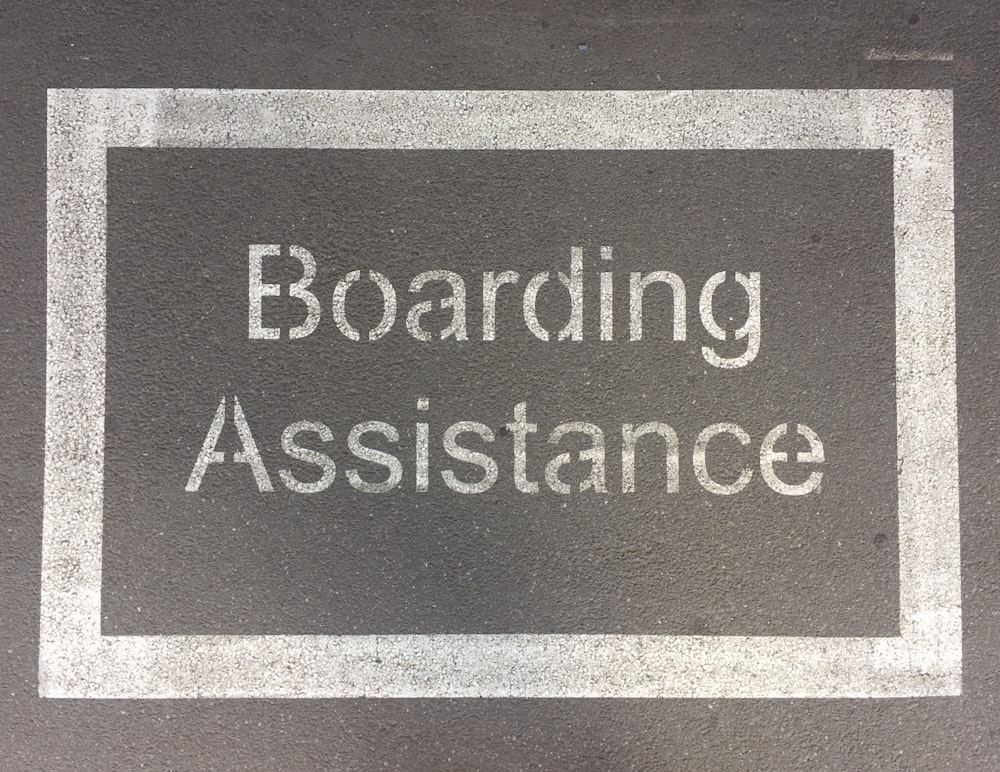 un panneau indiquant Assistance à l’embarquement Assistance Assistance Assistance