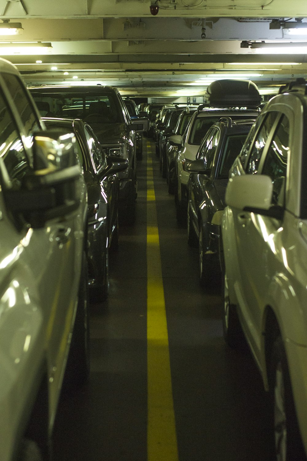 eine Reihe von Autos, die in einem Parkhaus geparkt sind