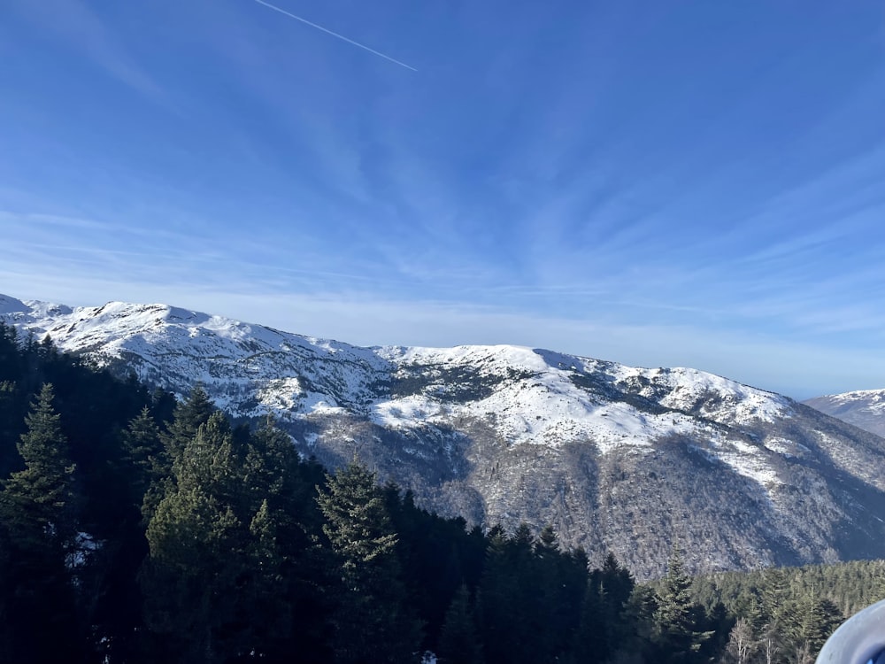스키장에서 바라본 눈 덮�인 산맥의 모습