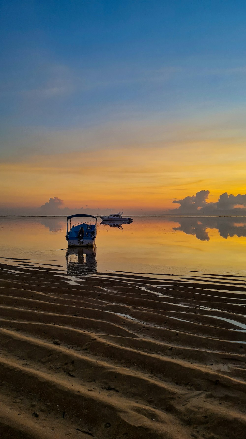 a boat sitting on top of a sandy beach