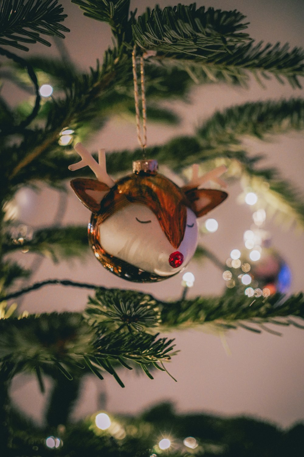 um enfeite de Natal pendurado de uma árvore de Natal