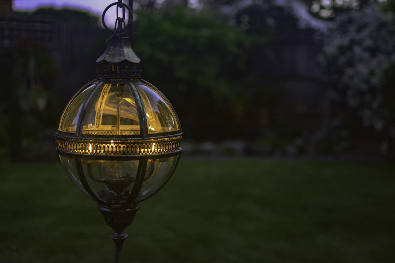 Électricité au jardin : abri de jardin et éclairage