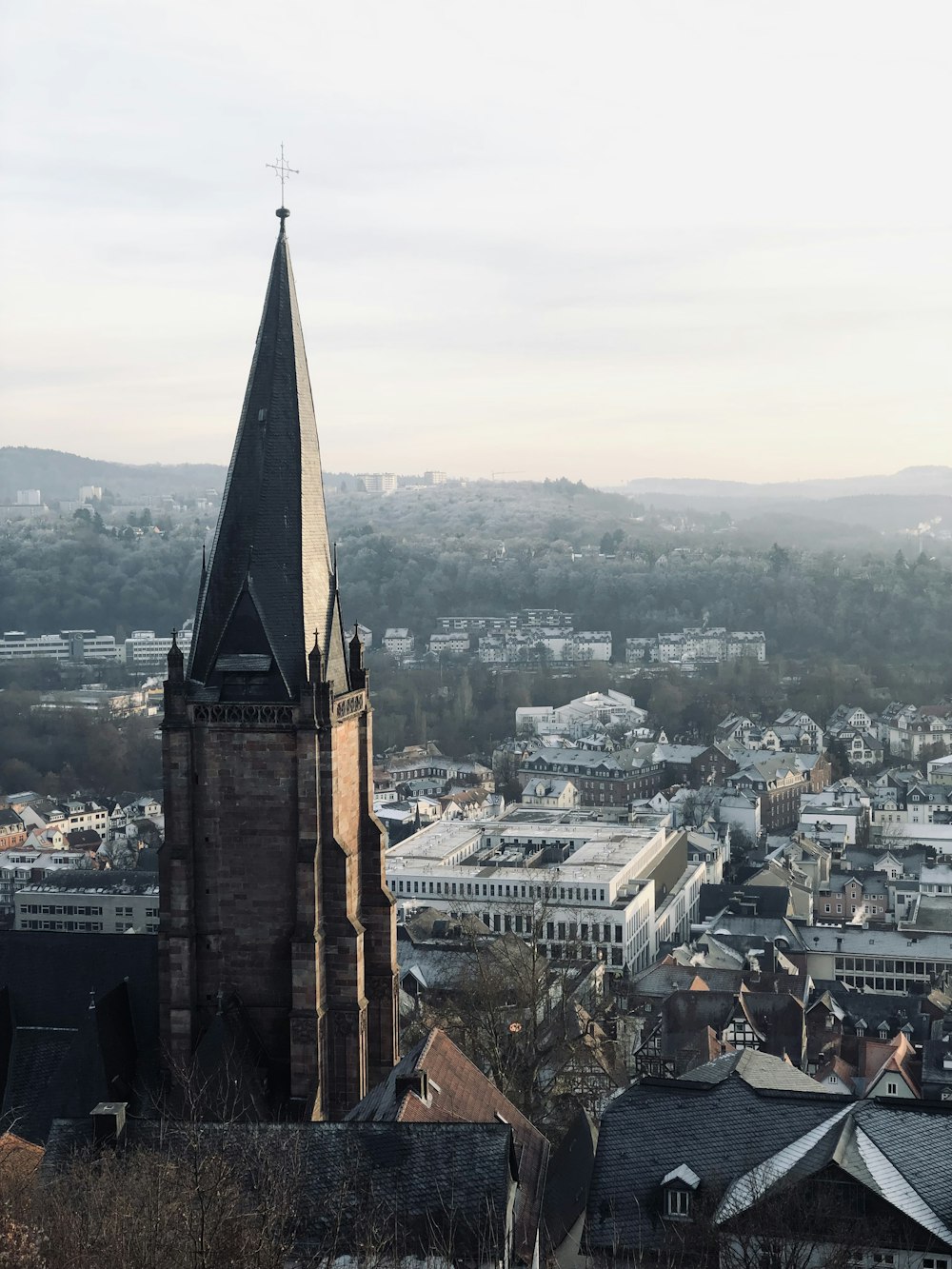 Blick auf eine Stadt von der Spitze eines Gebäudes