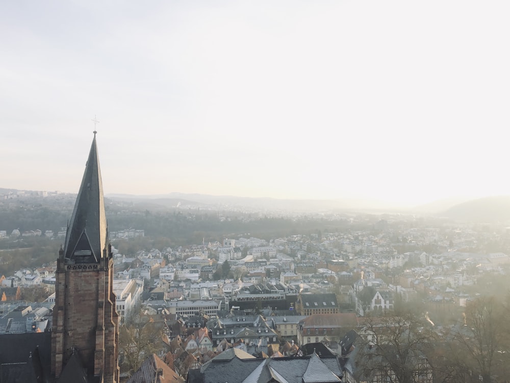 uma vista de uma cidade do topo de um edifício