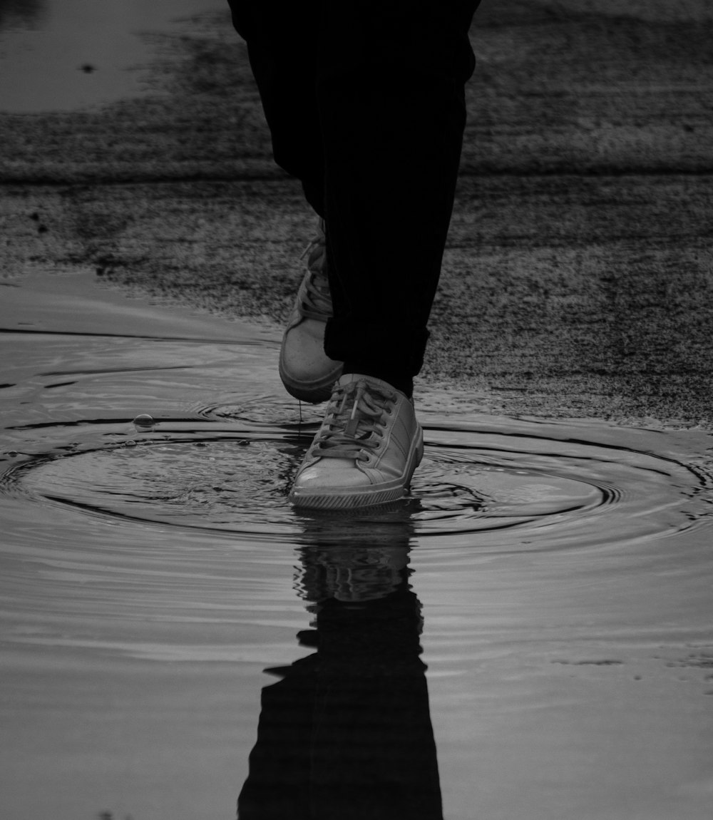 Una persona parada en un charco de agua