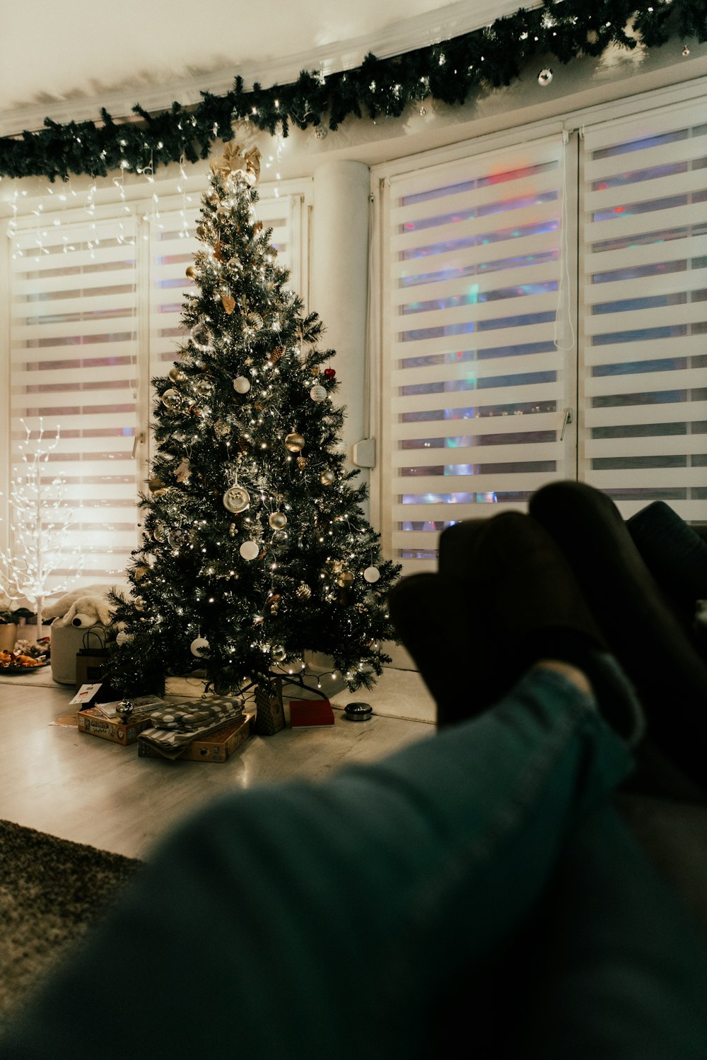 uma sala de estar com uma árvore de Natal no canto