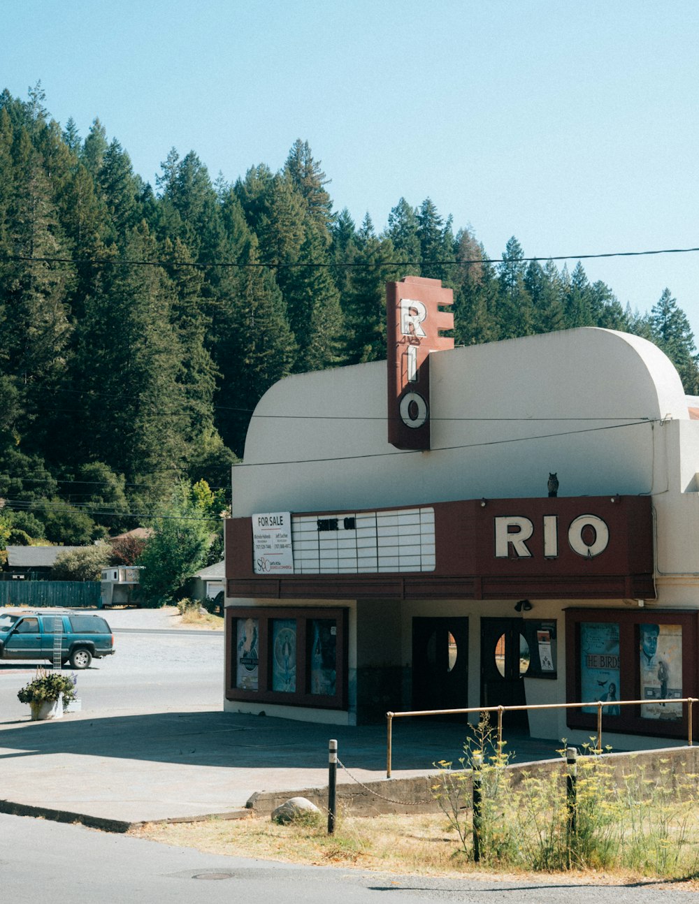 a building with a sign that says rio on it