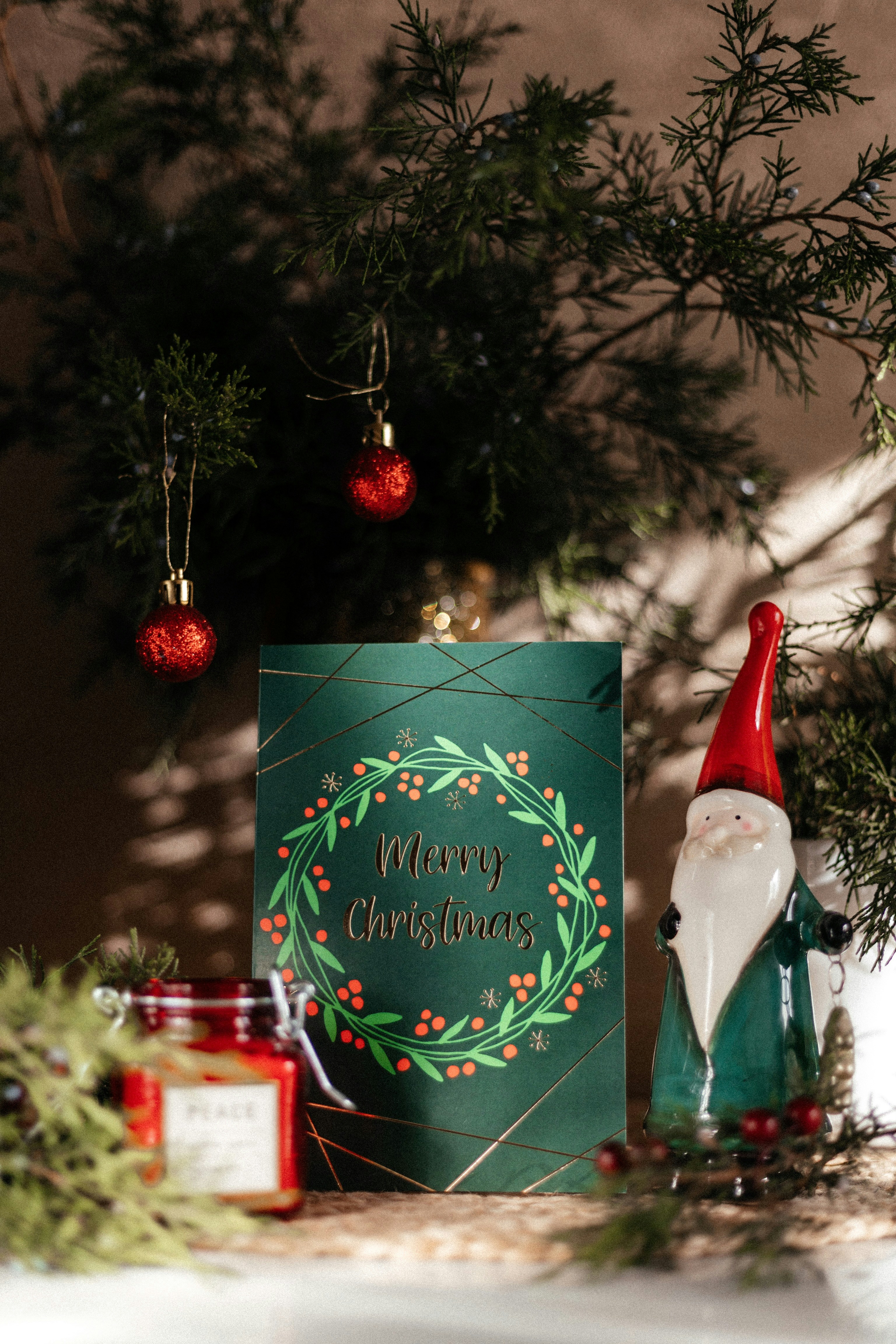 Una tarjeta de Navidad sentada encima de una mesa