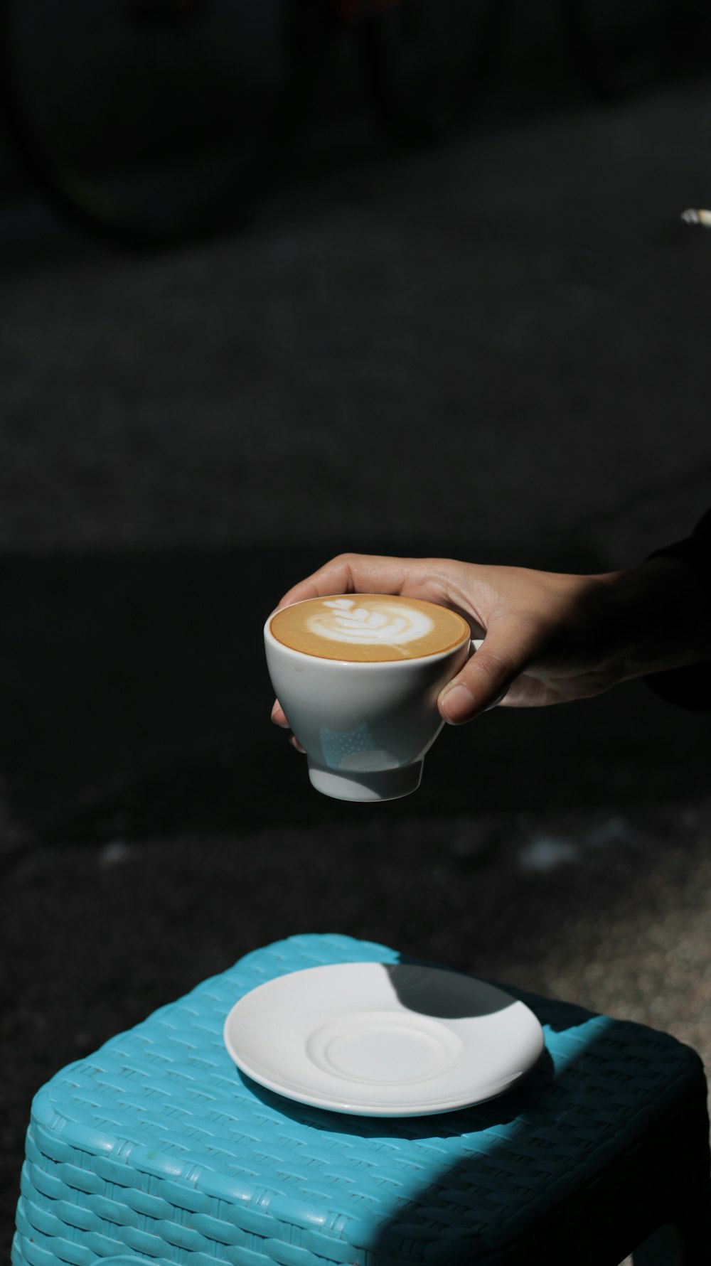 une personne tient une tasse de café