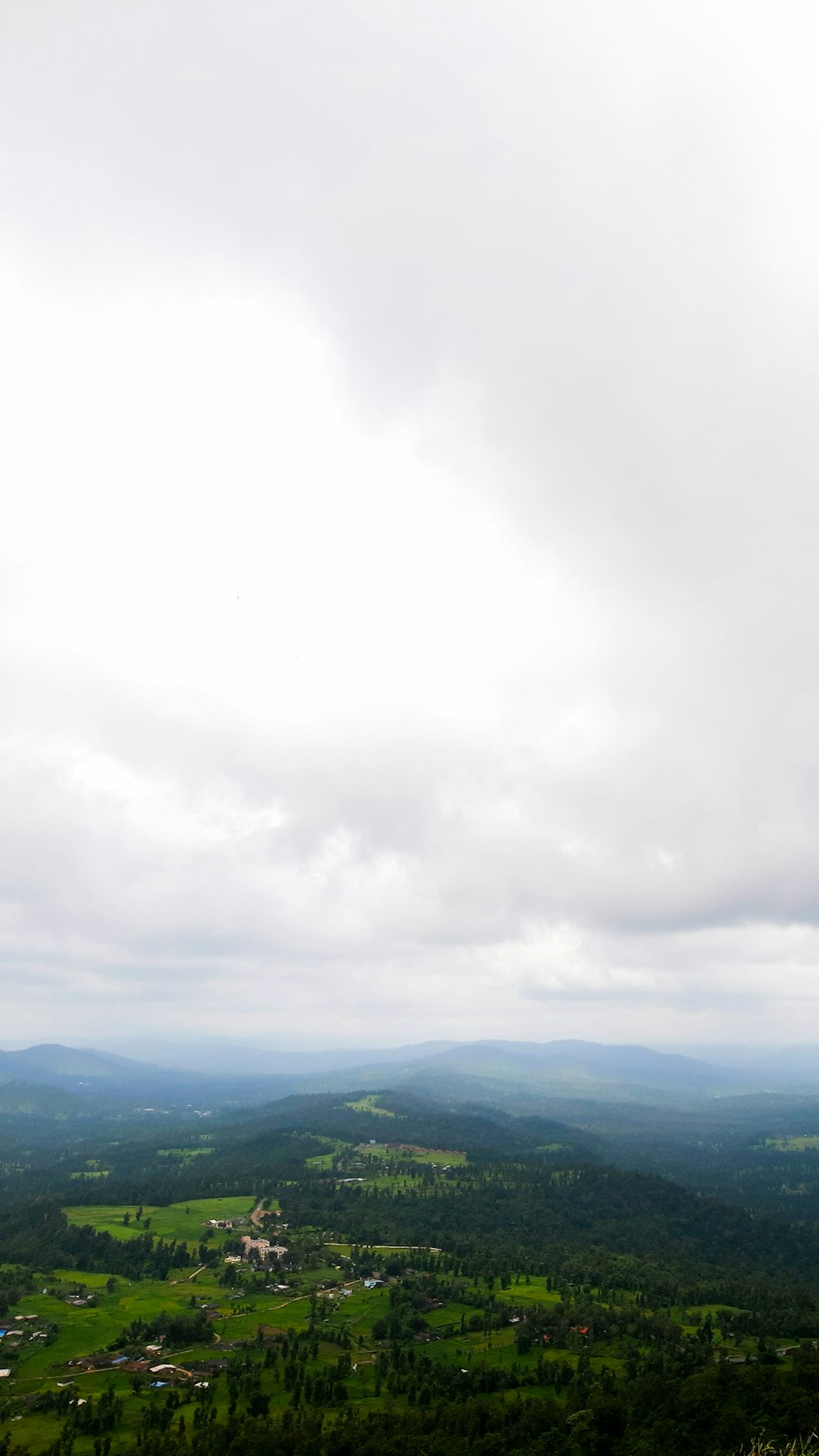 Una vista de un valle desde un punto de vista alto