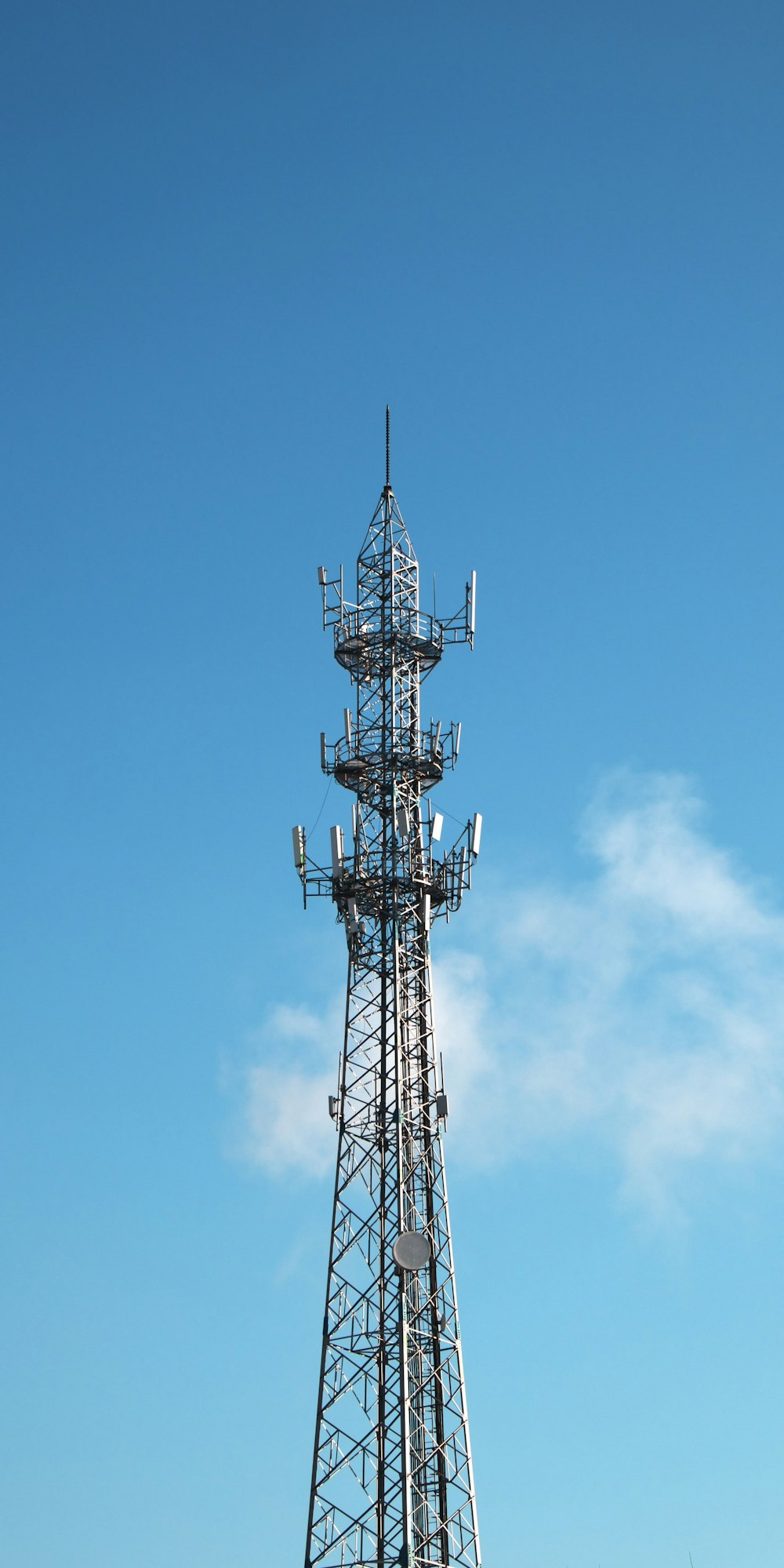 una torre alta con muchas antenas en la parte superior