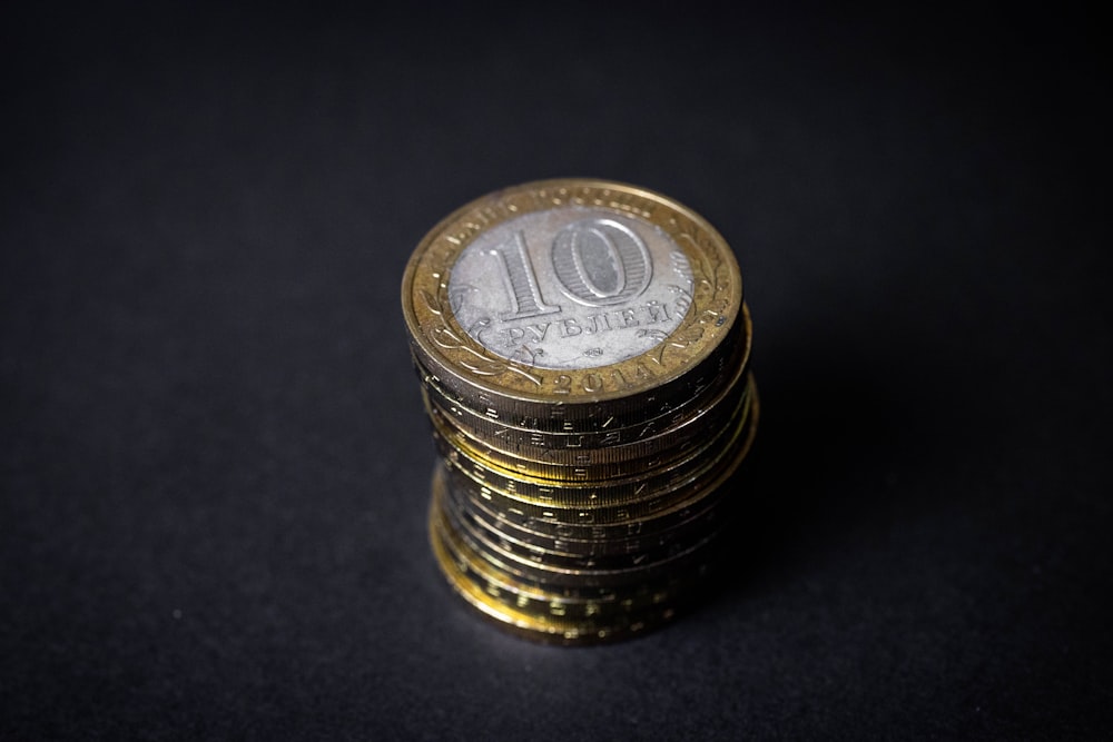 a stack of ten pound coins sitting on top of each other