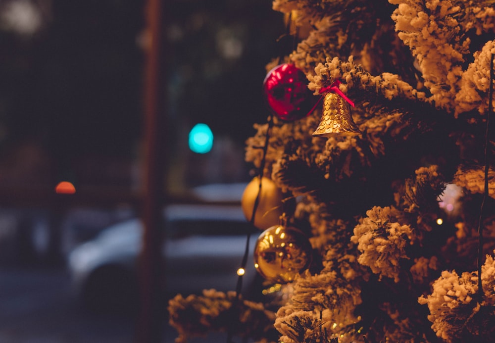 um close up de uma árvore de Natal com enfeites