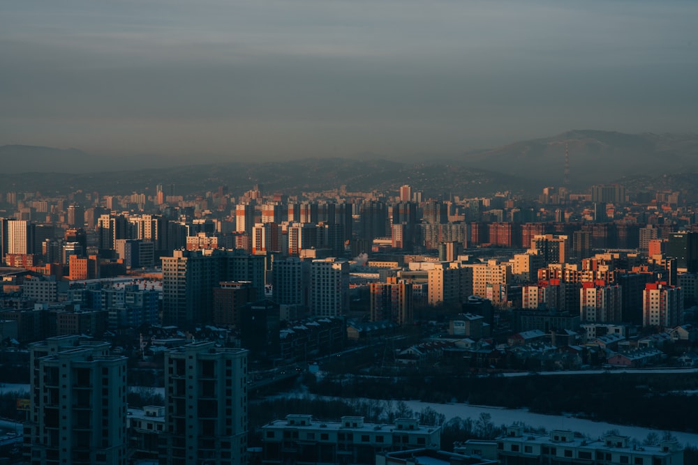 Una vista de una ciudad con edificios altos