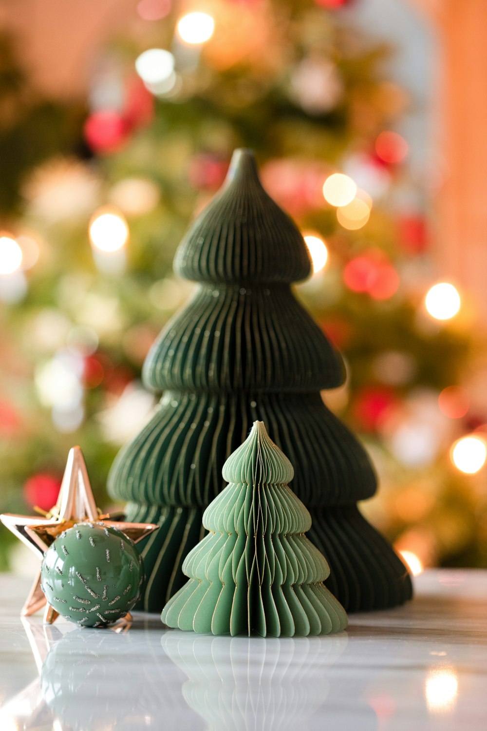 Un primer plano de un pequeño árbol de Navidad sobre una mesa