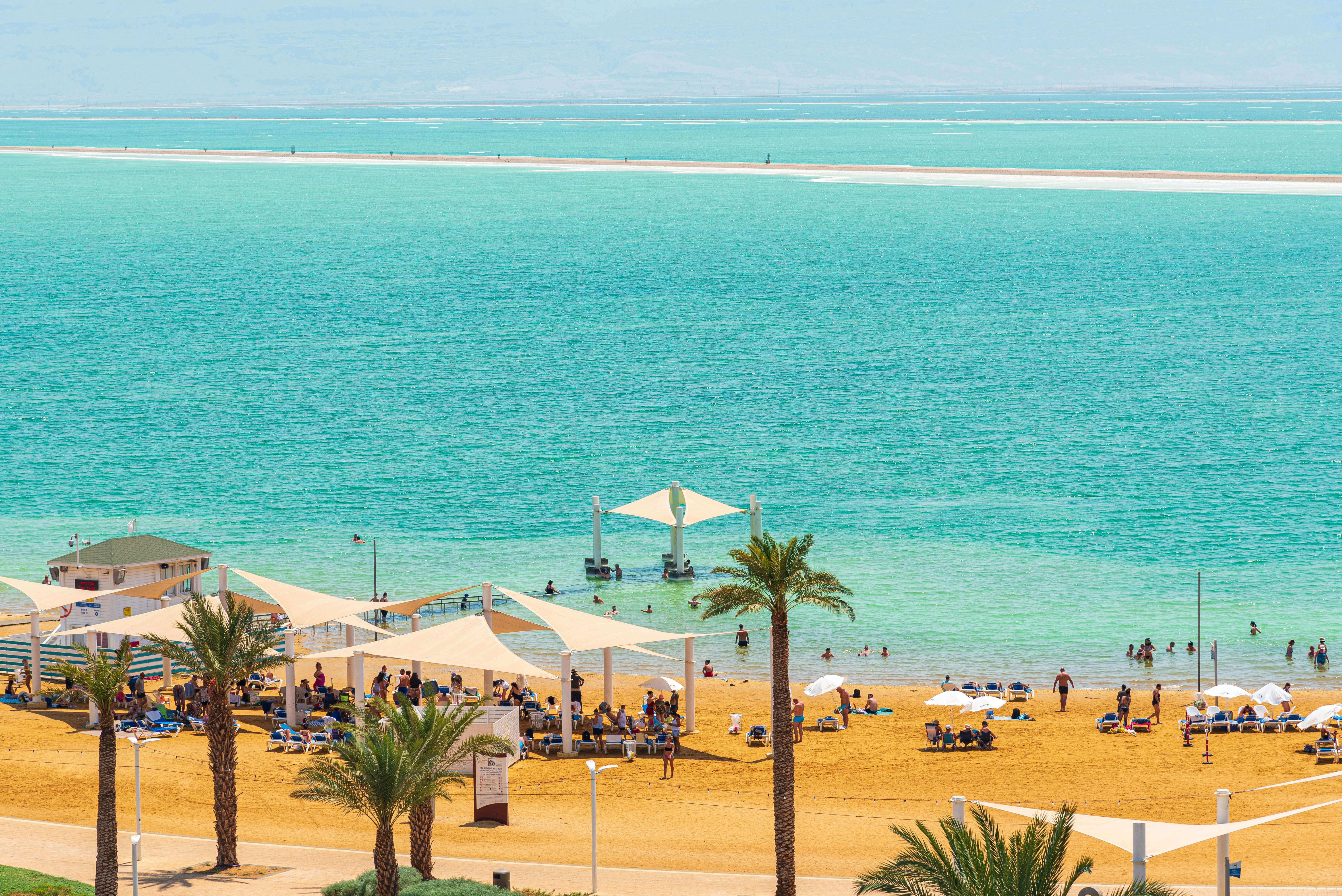 Un grupo de personas en una playa cerca del océano