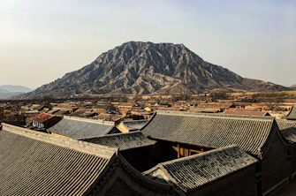 a mountain is in the distance behind a building
