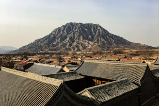 a mountain is in the distance behind a building