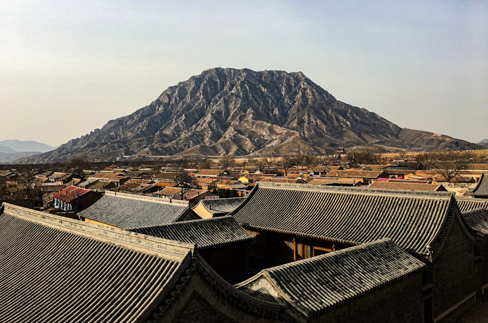 a mountain is in the distance behind a building