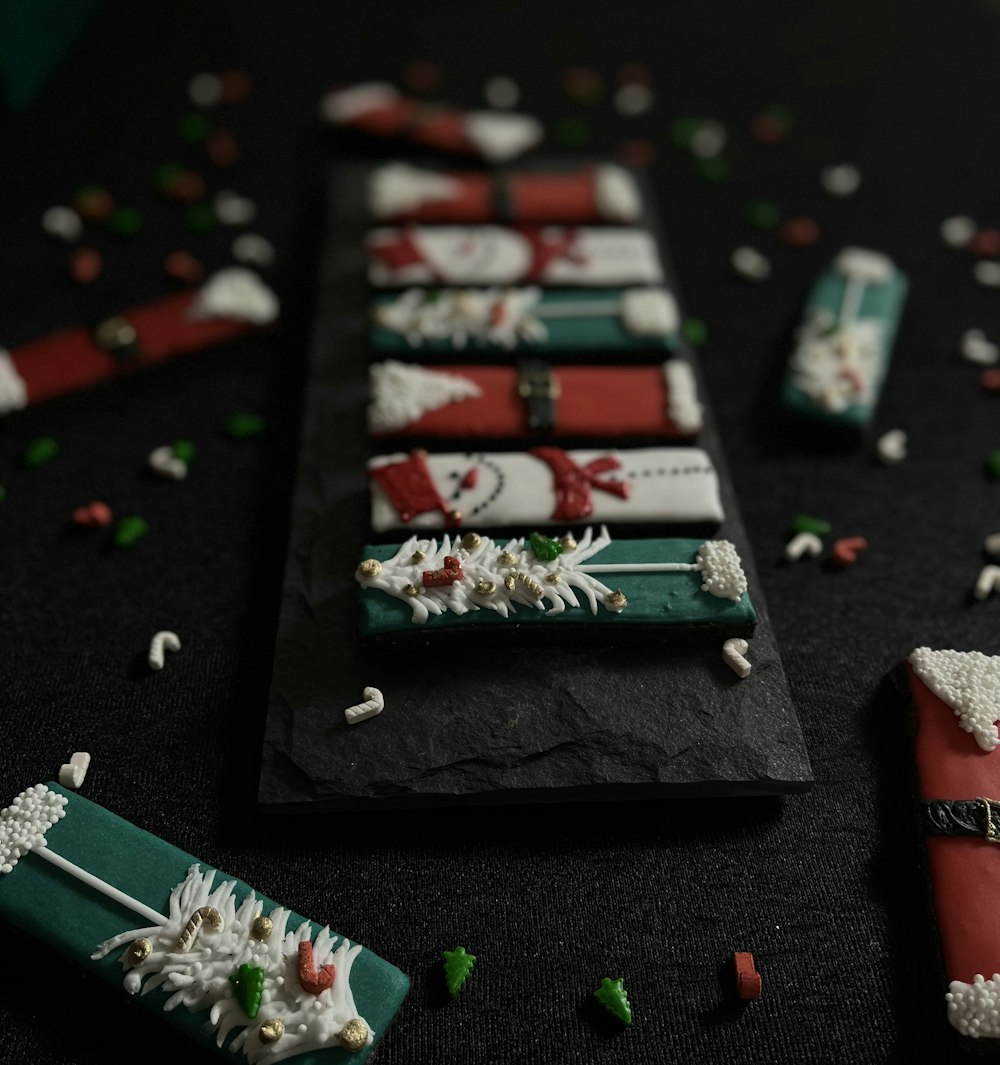 クリスマスクラッカーとキャンディーで覆われた黒いテーブル