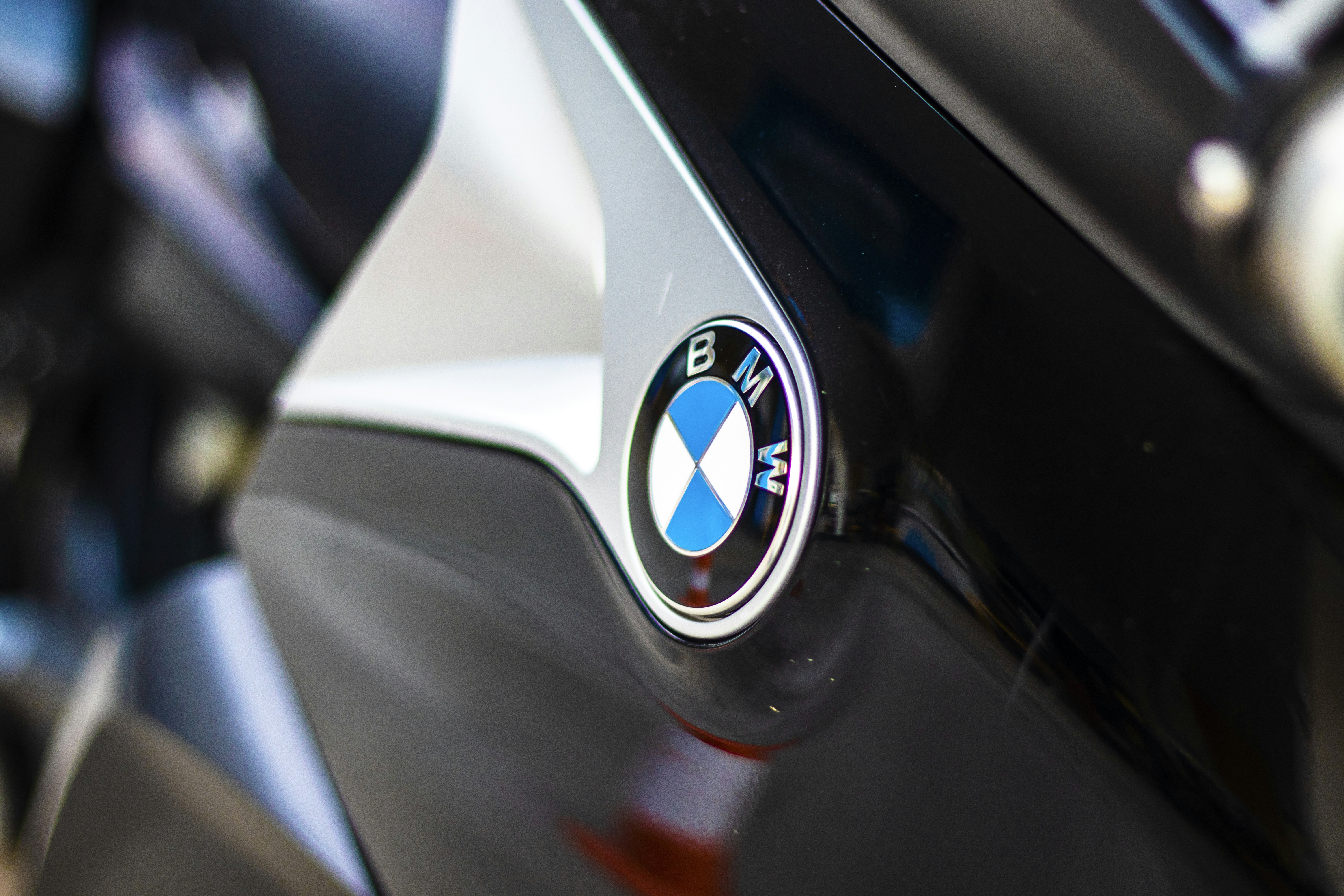A close up of a bmw emblem on a motorcycle photo – Free Car Image on  Unsplash, image size:3000x2000