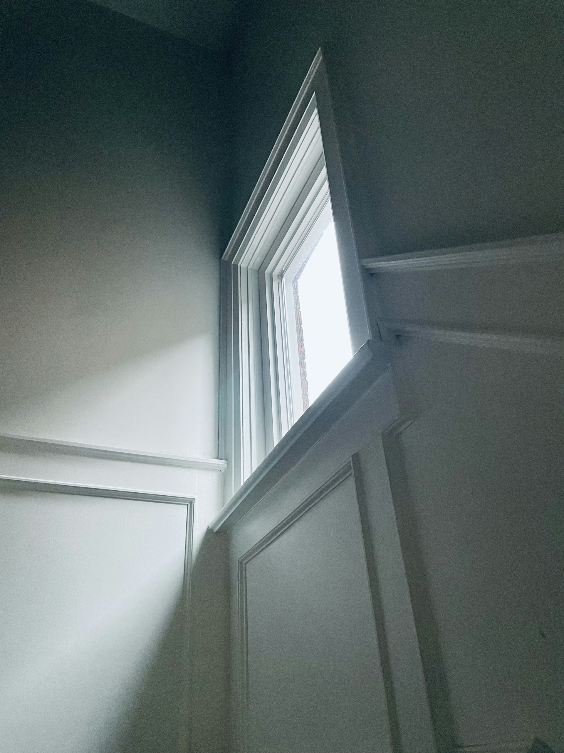 gray computer monitor