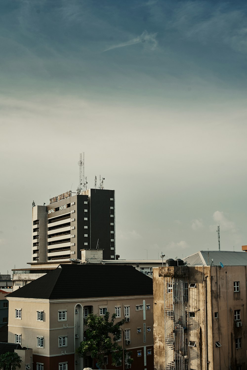 Blick auf eine Stadt mit Gebäuden und einem Uhrturm