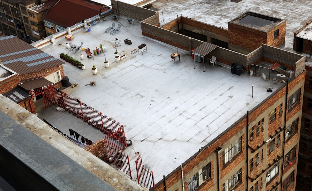 uma vista aérea de um edifício com um telhado coberto de neve
