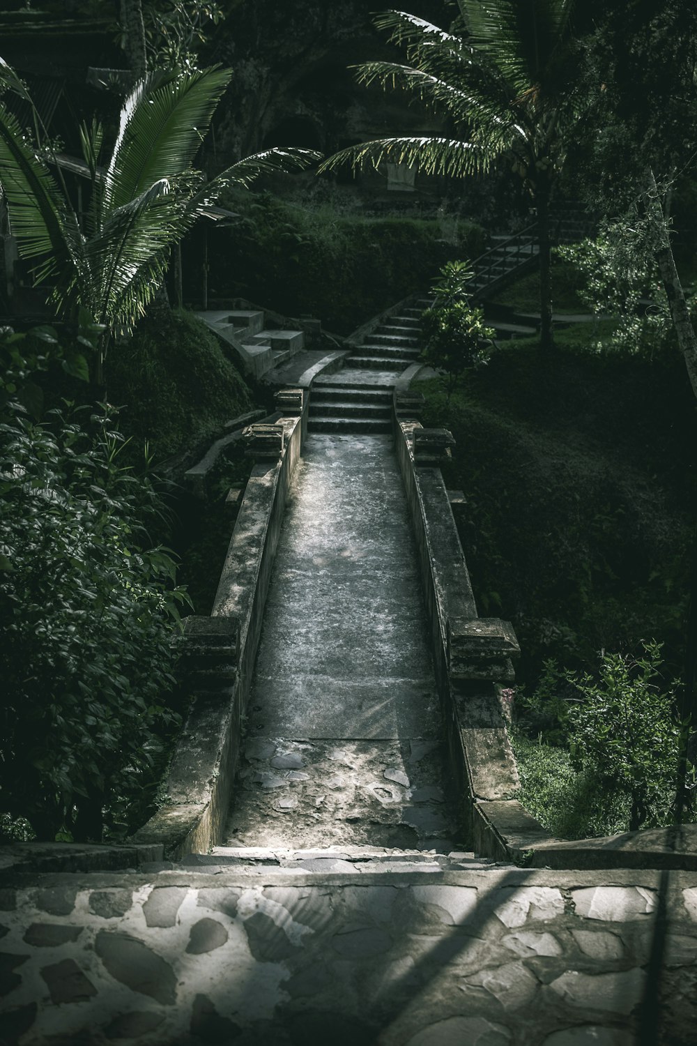 um longo caminho de pedra que leva ao topo de uma colina