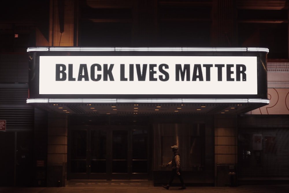 Un panneau qui dit que les vies noires comptent devant un bâtiment