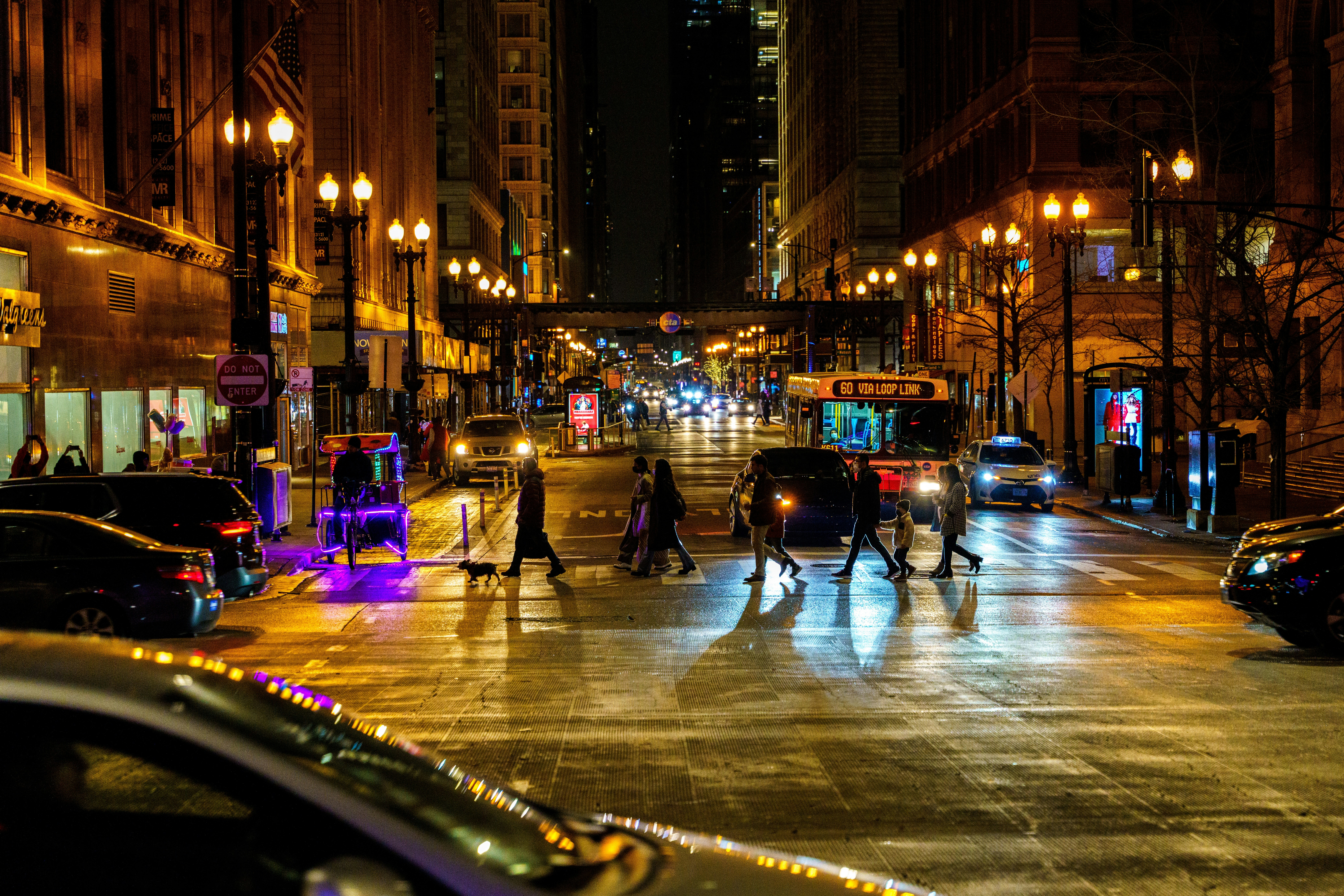 vibrant Chicago street scene - rent a studio apartment in chicago