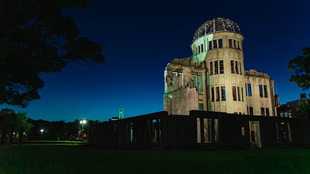 Un edificio muy alto con una torre del reloj por la noche