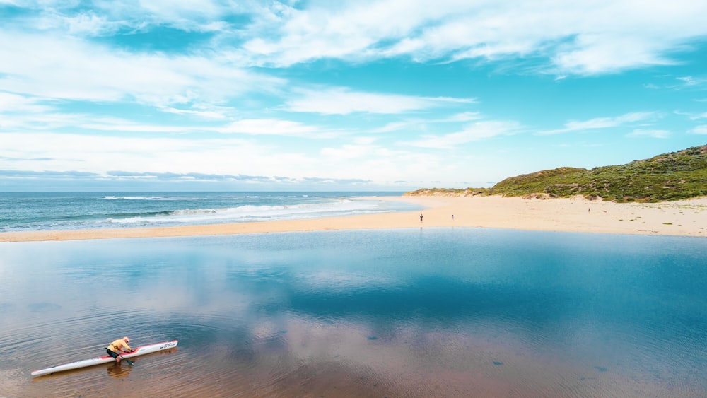 uma pessoa em uma prancha de surf em um corpo de água