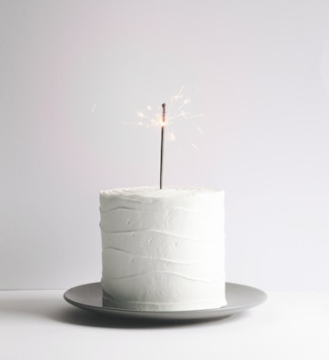A minimalist cake inspired by a modern watch dial with clean lines.