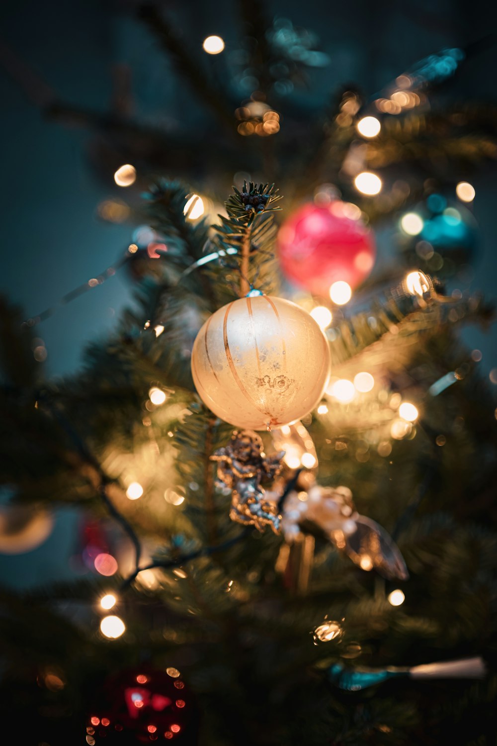 Un primer plano de un árbol de Navidad con luces