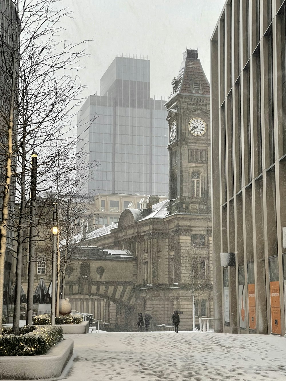 uma torre do relógio no meio de uma cidade nevada