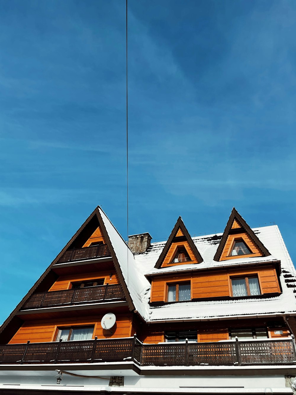 um edifício alto com um telhado coberto de neve