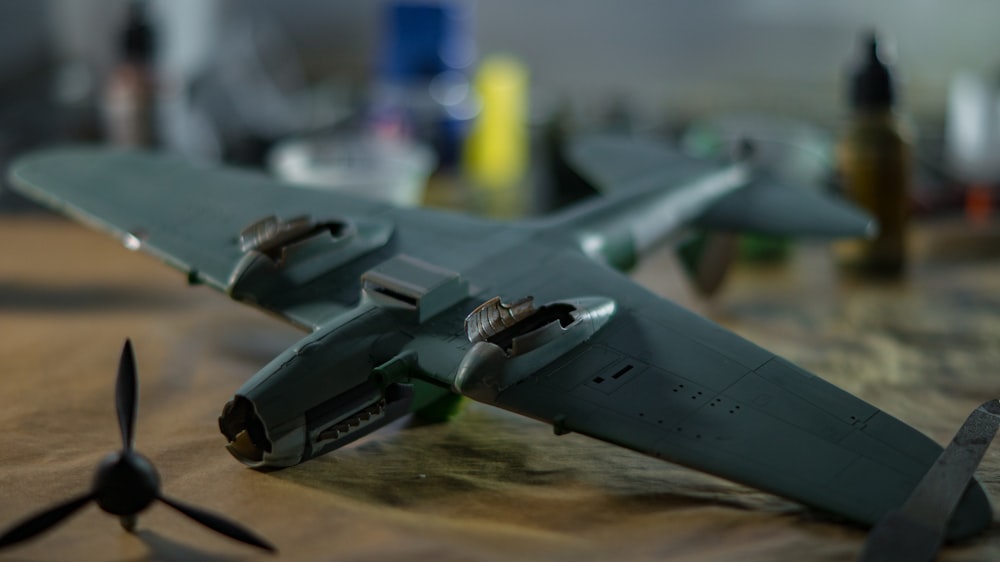 Un modèle jouet d'avion de chasse sur une table photo – Photo Hélice  Gratuite sur Unsplash