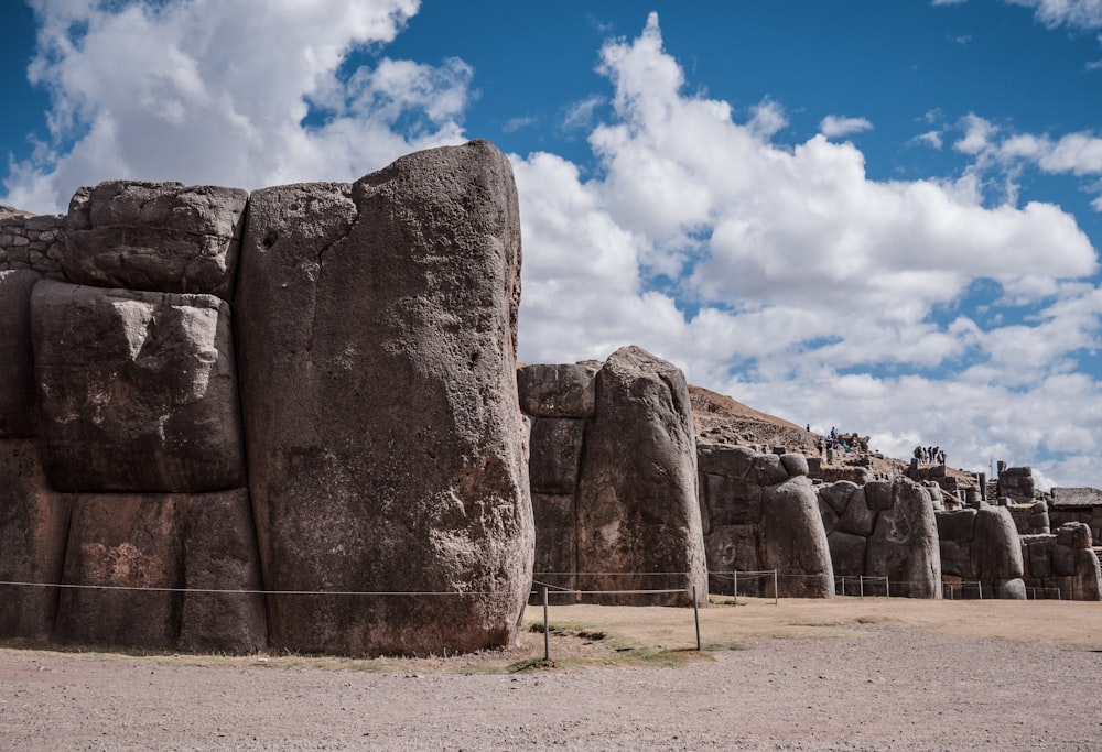 Eine Gruppe großer Felsen, die nebeneinander sitzen