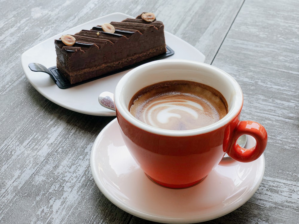 una taza de café y un trozo de pastel de chocolate