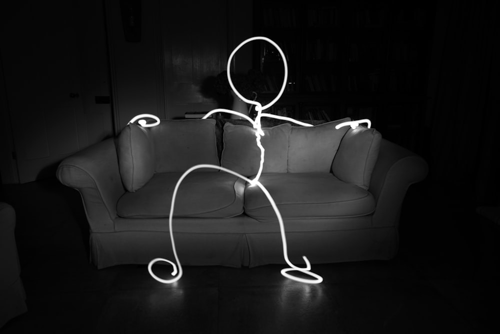 Una foto en blanco y negro de una persona sosteniendo una cuerda
