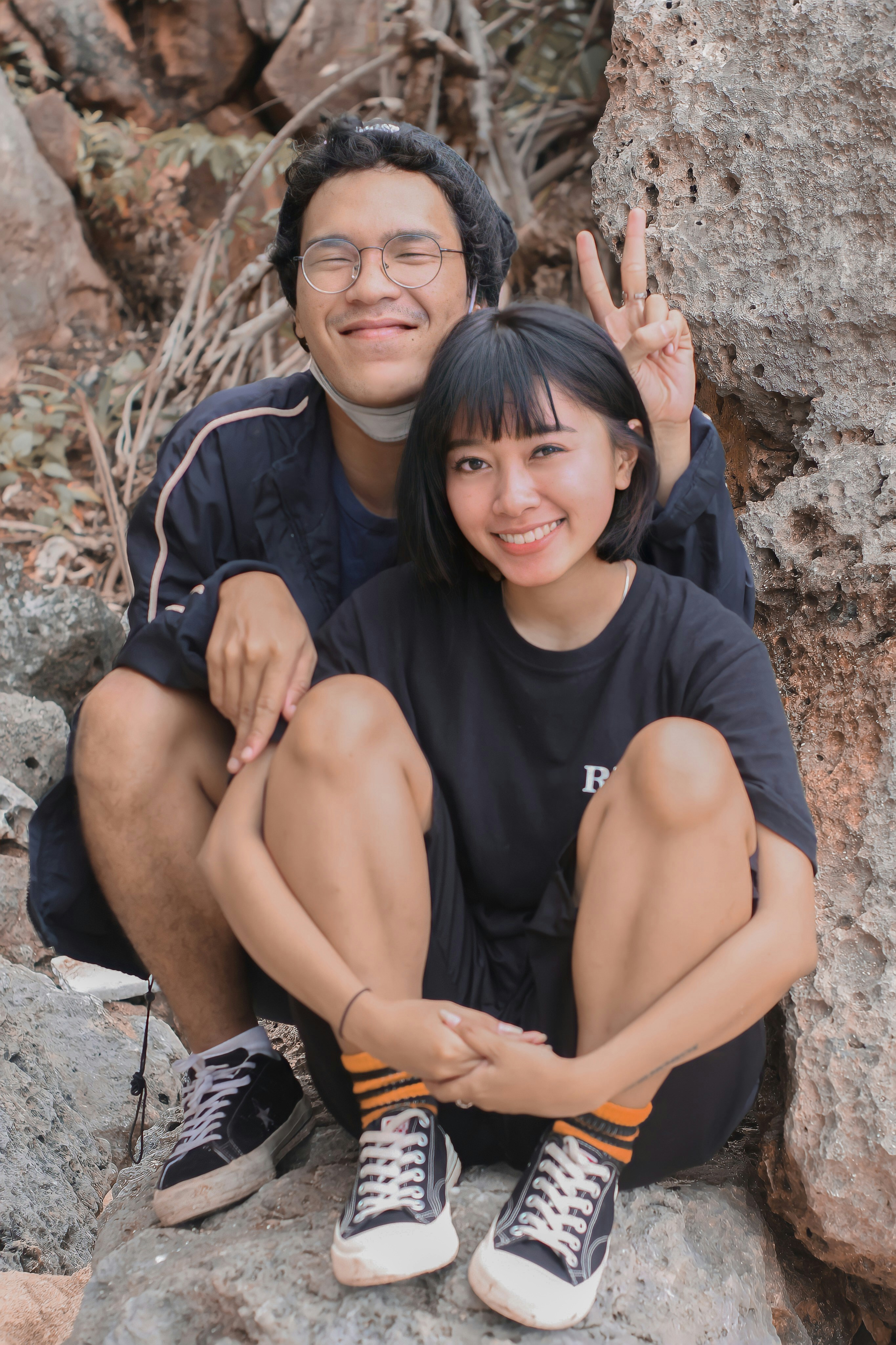 seorang pria dan seorang wanita berpose untuk berfoto