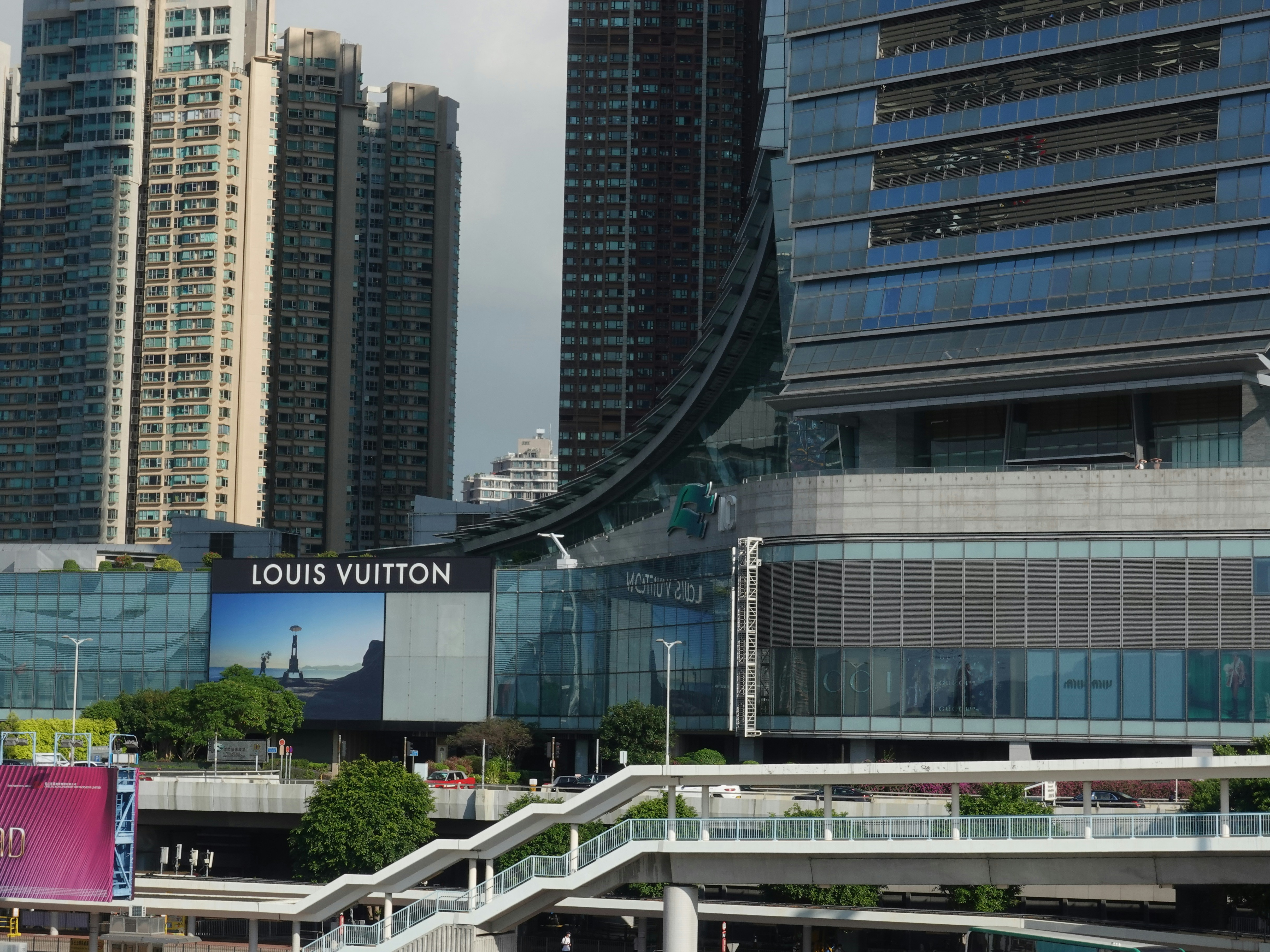 Hong Kong Luxury Malls Surge — Boost for Retail, Real Estate, and Consumer‑Spending Stocks