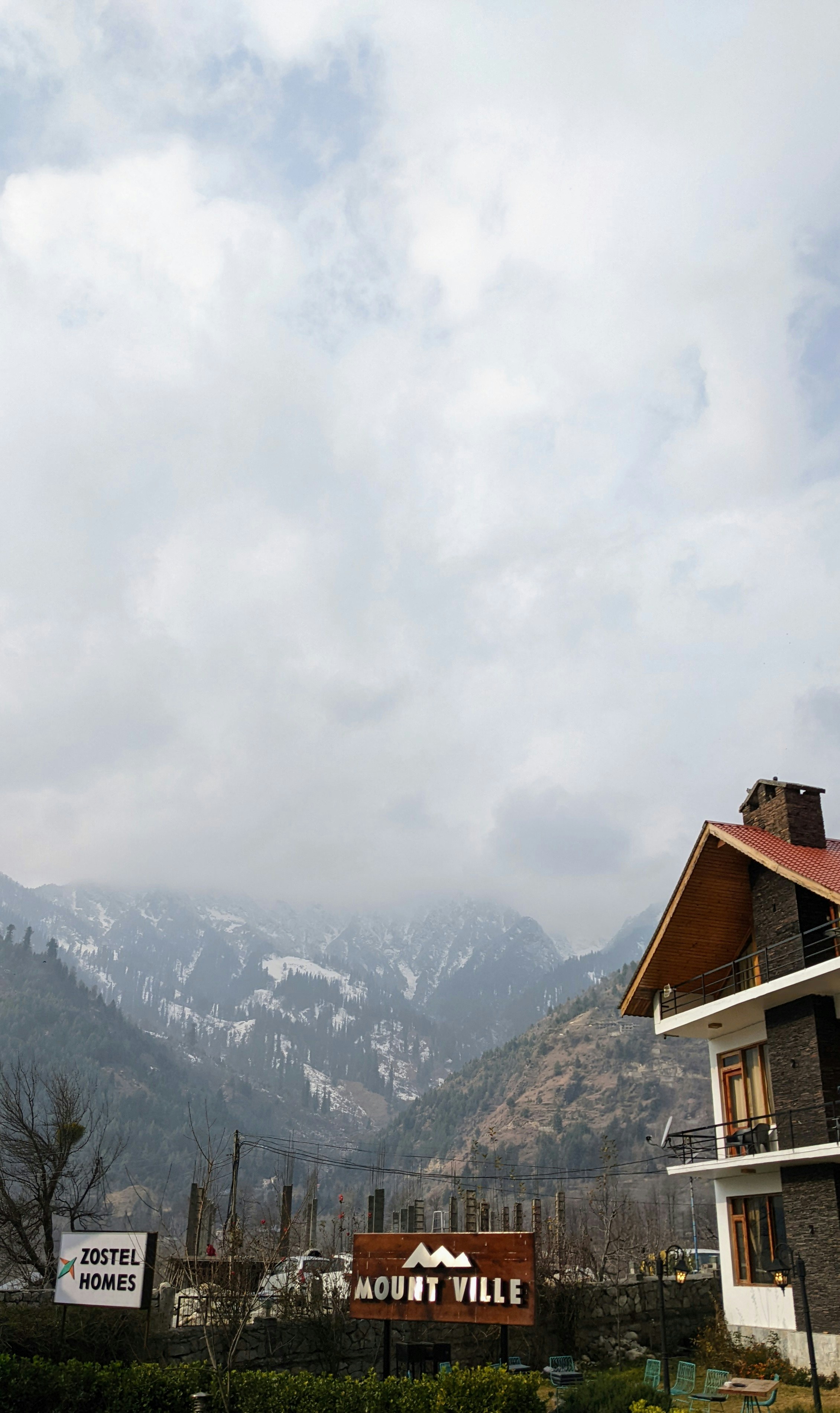 Un cartello dell'hotel di fronte a una catena montuosa